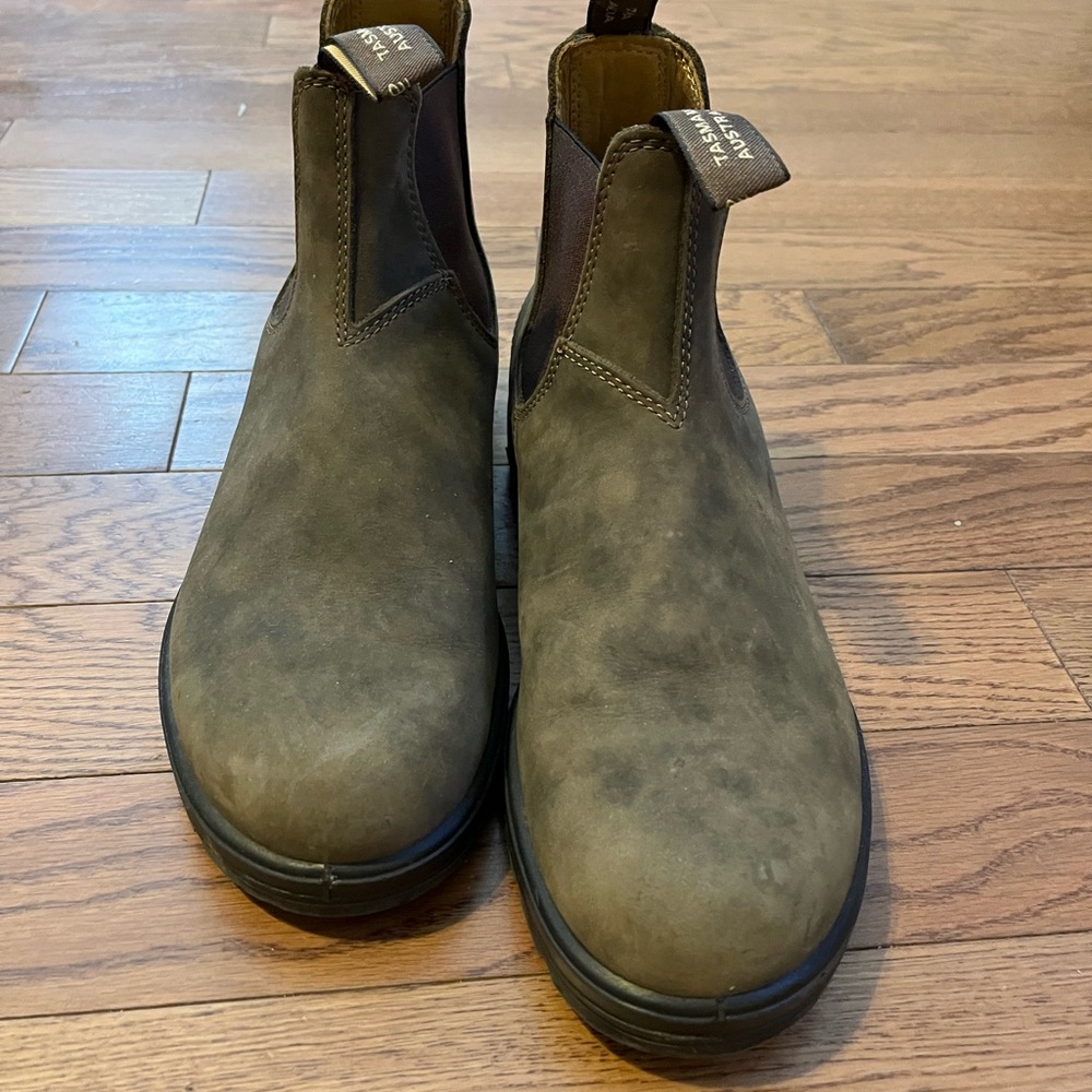 Blundstone Brown Chelsea Boots with Elastic Panels and Pull Tab